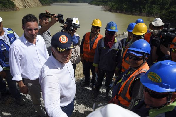 Recorrido obras proyecto hidroeléctrico Ituango Presidente Electo Colombia Iván Duque
Recorrido obras proyecto hidroeléctrico Ituango del Presidente Electo de Colombia, Iván Duque.
Fecha: Junio 25 de 2017. 
Para descargar esta fotografía en alta resolución, haga clic sobre la imagen hasta que la misma se despliegue en la pantalla completa; luego dé clic derecho y elija la opción "guardar imagen como". 
En caso de publicación por cualquier medio, solicitamos acompañarla del crédito: "Foto EPM"
Palabras clave: Recorrido obras proyecto hidroeléctrico Ituango Presidente Electo Colombia Iván Duque