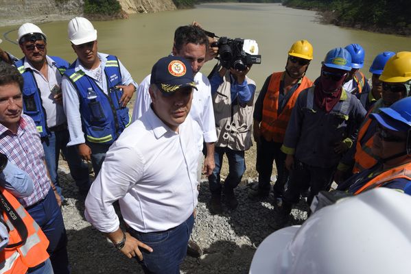 Recorrido obras proyecto hidroeléctrico Ituango Presidente Electo Colombia Iván Duque
Recorrido obras proyecto hidroeléctrico Ituango del Presidente Electo de Colombia, Iván Duque.
Fecha: Junio 25 de 2017. 
Para descargar esta fotografía en alta resolución, haga clic sobre la imagen hasta que la misma se despliegue en la pantalla completa; luego dé clic derecho y elija la opción "guardar imagen como". 
En caso de publicación por cualquier medio, solicitamos acompañarla del crédito: "Foto EPM"
Palabras clave: Recorrido obras proyecto hidroeléctrico Ituango Presidente Electo Colombia Iván Duque