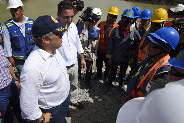 Recorrido obras proyecto hidroeléctrico Ituango Presidente Electo Colombia Iván Duque
Recorrido obras proyecto hidroeléctrico Ituango del Presidente Electo de Colombia, Iván Duque.
Fecha: Junio 25 de 2017. 
Para descargar esta fotografía en alta resolución, haga clic sobre la imagen hasta que la misma se despliegue en la pantalla completa; luego dé clic derecho y elija la opción "guardar imagen como". 
En caso de publicación por cualquier medio, solicitamos acompañarla del crédito: "Foto EPM"
Palabras clave: Recorrido obras proyecto hidroeléctrico Ituango Presidente Electo Colombia Iván Duque