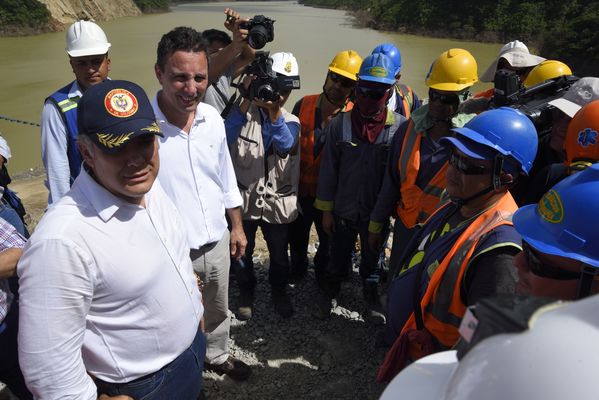 Recorrido obras proyecto hidroeléctrico Ituango Presidente Electo Colombia Iván Duque
Recorrido obras proyecto hidroeléctrico Ituango del Presidente Electo de Colombia, Iván Duque.
Fecha: Junio 25 de 2017. 
Para descargar esta fotografía en alta resolución, haga clic sobre la imagen hasta que la misma se despliegue en la pantalla completa; luego dé clic derecho y elija la opción "guardar imagen como". 
En caso de publicación por cualquier medio, solicitamos acompañarla del crédito: "Foto EPM"
Palabras clave: Recorrido obras proyecto hidroeléctrico Ituango Presidente Electo Colombia Iván Duque