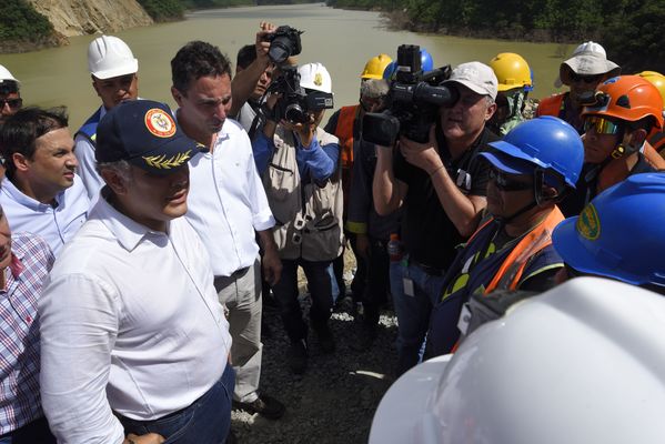 Recorrido obras proyecto hidroeléctrico Ituango Presidente Electo Colombia Iván Duque
Recorrido obras proyecto hidroeléctrico Ituango del Presidente Electo de Colombia, Iván Duque.
Fecha: Junio 25 de 2017. 
Para descargar esta fotografía en alta resolución, haga clic sobre la imagen hasta que la misma se despliegue en la pantalla completa; luego dé clic derecho y elija la opción "guardar imagen como". 
En caso de publicación por cualquier medio, solicitamos acompañarla del crédito: "Foto EPM"
Palabras clave: Recorrido obras proyecto hidroeléctrico Ituango Presidente Electo Colombia Iván Duque