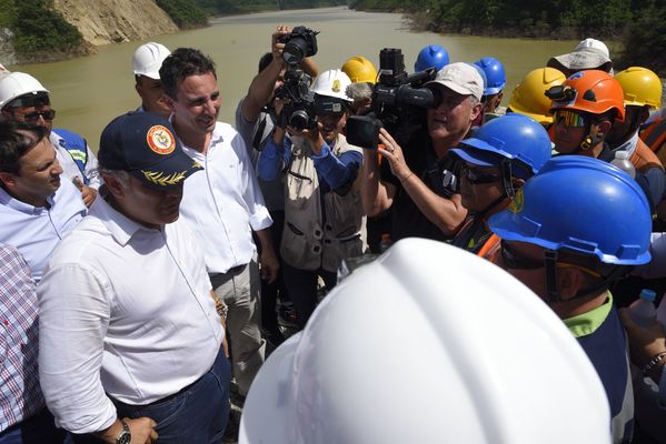 Recorrido obras proyecto hidroeléctrico Ituango Presidente Electo Colombia Iván Duque
Recorrido obras proyecto hidroeléctrico Ituango del Presidente Electo de Colombia, Iván Duque.
Fecha: Junio 25 de 2017. 
Para descargar esta fotografía en alta resolución, haga clic sobre la imagen hasta que la misma se despliegue en la pantalla completa; luego dé clic derecho y elija la opción "guardar imagen como". 
En caso de publicación por cualquier medio, solicitamos acompañarla del crédito: "Foto EPM"
Palabras clave: Recorrido obras proyecto hidroeléctrico Ituango Presidente Electo Colombia Iván Duque