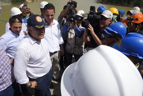 Recorrido obras proyecto hidroeléctrico Ituango Presidente Electo Colombia Iván Duque
Recorrido obras proyecto hidroeléctrico Ituango del Presidente Electo de Colombia, Iván Duque.
Fecha: Junio 25 de 2017. 
Para descargar esta fotografía en alta resolución, haga clic sobre la imagen hasta que la misma se despliegue en la pantalla completa; luego dé clic derecho y elija la opción "guardar imagen como". 
En caso de publicación por cualquier medio, solicitamos acompañarla del crédito: "Foto EPM"
Palabras clave: Recorrido obras proyecto hidroeléctrico Ituango Presidente Electo Colombia Iván Duque