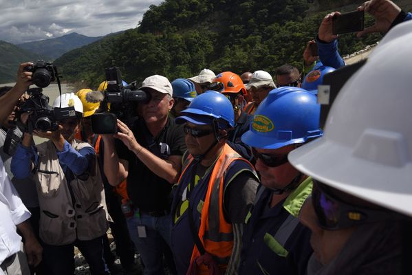 Recorrido obras proyecto hidroeléctrico Ituango Presidente Electo Colombia Iván Duque
Recorrido obras proyecto hidroeléctrico Ituango del Presidente Electo de Colombia, Iván Duque.
Fecha: Junio 25 de 2017. 
Para descargar esta fotografía en alta resolución, haga clic sobre la imagen hasta que la misma se despliegue en la pantalla completa; luego dé clic derecho y elija la opción "guardar imagen como". 
En caso de publicación por cualquier medio, solicitamos acompañarla del crédito: "Foto EPM"
Palabras clave: Recorrido obras proyecto hidroeléctrico Ituango Presidente Electo Colombia Iván Duque