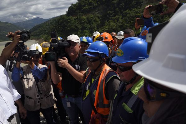 Recorrido obras proyecto hidroeléctrico Ituango Presidente Electo Colombia Iván Duque
Recorrido obras proyecto hidroeléctrico Ituango del Presidente Electo de Colombia, Iván Duque.
Fecha: Junio 25 de 2017. 
Para descargar esta fotografía en alta resolución, haga clic sobre la imagen hasta que la misma se despliegue en la pantalla completa; luego dé clic derecho y elija la opción "guardar imagen como". 
En caso de publicación por cualquier medio, solicitamos acompañarla del crédito: "Foto EPM"
Palabras clave: Recorrido obras proyecto hidroeléctrico Ituango Presidente Electo Colombia Iván Duque