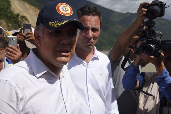 Recorrido obras proyecto hidroeléctrico Ituango Presidente Electo Colombia Iván Duque
Recorrido obras proyecto hidroeléctrico Ituango del Presidente Electo de Colombia, Iván Duque.
Fecha: Junio 25 de 2017. 
Para descargar esta fotografía en alta resolución, haga clic sobre la imagen hasta que la misma se despliegue en la pantalla completa; luego dé clic derecho y elija la opción "guardar imagen como". 
En caso de publicación por cualquier medio, solicitamos acompañarla del crédito: "Foto EPM"
Palabras clave: Recorrido obras proyecto hidroeléctrico Ituango Presidente Electo Colombia Iván Duque