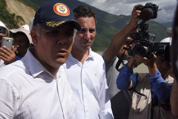 Recorrido obras proyecto hidroeléctrico Ituango Presidente Electo Colombia Iván Duque
Recorrido obras proyecto hidroeléctrico Ituango del Presidente Electo de Colombia, Iván Duque.
Fecha: Junio 25 de 2017. 
Para descargar esta fotografía en alta resolución, haga clic sobre la imagen hasta que la misma se despliegue en la pantalla completa; luego dé clic derecho y elija la opción "guardar imagen como". 
En caso de publicación por cualquier medio, solicitamos acompañarla del crédito: "Foto EPM"
Palabras clave: Recorrido obras proyecto hidroeléctrico Ituango Presidente Electo Colombia Iván Duque