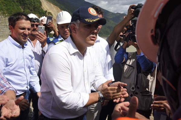 Recorrido obras proyecto hidroeléctrico Ituango Presidente Electo Colombia Iván Duque
Recorrido obras proyecto hidroeléctrico Ituango del Presidente Electo de Colombia, Iván Duque.
Fecha: Junio 25 de 2017. 
Para descargar esta fotografía en alta resolución, haga clic sobre la imagen hasta que la misma se despliegue en la pantalla completa; luego dé clic derecho y elija la opción "guardar imagen como". 
En caso de publicación por cualquier medio, solicitamos acompañarla del crédito: "Foto EPM"
Palabras clave: Recorrido obras proyecto hidroeléctrico Ituango Presidente Electo Colombia Iván Duque