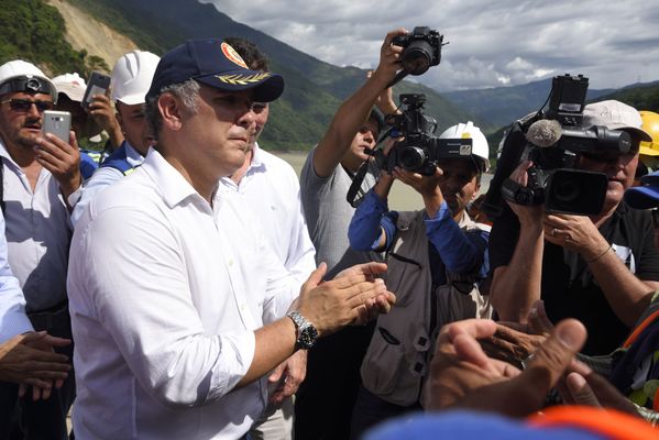 Recorrido obras proyecto hidroeléctrico Ituango Presidente Electo Colombia Iván Duque
Recorrido obras proyecto hidroeléctrico Ituango del Presidente Electo de Colombia, Iván Duque.
Fecha: Junio 25 de 2017. 
Para descargar esta fotografía en alta resolución, haga clic sobre la imagen hasta que la misma se despliegue en la pantalla completa; luego dé clic derecho y elija la opción "guardar imagen como". 
En caso de publicación por cualquier medio, solicitamos acompañarla del crédito: "Foto EPM"
Palabras clave: Recorrido obras proyecto hidroeléctrico Ituango Presidente Electo Colombia Iván Duque