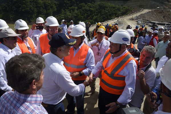 Recorrido obras proyecto hidroeléctrico Ituango Presidente Electo Colombia Iván Duque
Recorrido obras proyecto hidroeléctrico Ituango del Presidente Electo de Colombia, Iván Duque.
Fecha: Junio 25 de 2017. 
Para descargar esta fotografía en alta resolución, haga clic sobre la imagen hasta que la misma se despliegue en la pantalla completa; luego dé clic derecho y elija la opción "guardar imagen como". 
En caso de publicación por cualquier medio, solicitamos acompañarla del crédito: "Foto EPM"
Palabras clave: Recorrido obras proyecto hidroeléctrico Ituango Presidente Electo Colombia Iván Duque