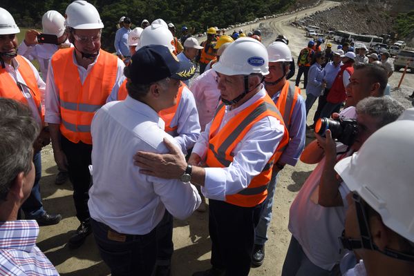 Recorrido obras proyecto hidroeléctrico Ituango Presidente Electo Colombia Iván Duque
Recorrido obras proyecto hidroeléctrico Ituango del Presidente Electo de Colombia, Iván Duque.
Fecha: Junio 25 de 2017. 
Para descargar esta fotografía en alta resolución, haga clic sobre la imagen hasta que la misma se despliegue en la pantalla completa; luego dé clic derecho y elija la opción "guardar imagen como". 
En caso de publicación por cualquier medio, solicitamos acompañarla del crédito: "Foto EPM"
Palabras clave: Recorrido obras proyecto hidroeléctrico Ituango Presidente Electo Colombia Iván Duque