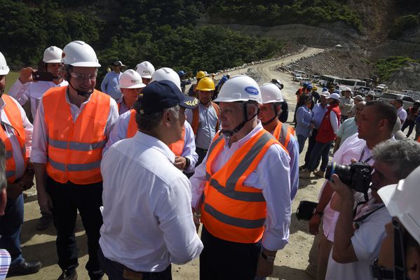 Recorrido obras proyecto hidroeléctrico Ituango Presidente Electo Colombia Iván Duque
Recorrido obras proyecto hidroeléctrico Ituango del Presidente Electo de Colombia, Iván Duque.
Fecha: Junio 25 de 2017. 
Para descargar esta fotografía en alta resolución, haga clic sobre la imagen hasta que la misma se despliegue en la pantalla completa; luego dé clic derecho y elija la opción "guardar imagen como". 
En caso de publicación por cualquier medio, solicitamos acompañarla del crédito: "Foto EPM"
Palabras clave: Recorrido obras proyecto hidroeléctrico Ituango Presidente Electo Colombia Iván Duque
