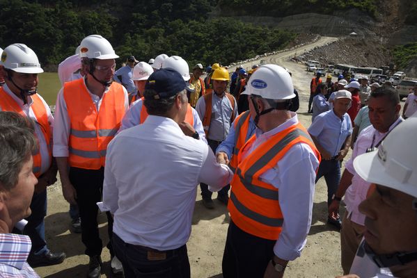 Recorrido obras proyecto hidroeléctrico Ituango Presidente Electo Colombia Iván Duque
Recorrido obras proyecto hidroeléctrico Ituango del Presidente Electo de Colombia, Iván Duque.
Fecha: Junio 25 de 2017. 
Para descargar esta fotografía en alta resolución, haga clic sobre la imagen hasta que la misma se despliegue en la pantalla completa; luego dé clic derecho y elija la opción "guardar imagen como". 
En caso de publicación por cualquier medio, solicitamos acompañarla del crédito: "Foto EPM"
Palabras clave: Recorrido obras proyecto hidroeléctrico Ituango Presidente Electo Colombia Iván Duque