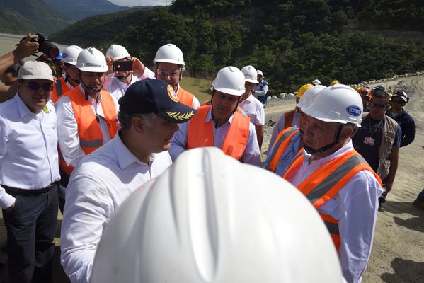 Recorrido obras proyecto hidroeléctrico Ituango Presidente Electo Colombia Iván Duque
Recorrido obras proyecto hidroeléctrico Ituango del Presidente Electo de Colombia, Iván Duque.
Fecha: Junio 25 de 2017. 
Para descargar esta fotografía en alta resolución, haga clic sobre la imagen hasta que la misma se despliegue en la pantalla completa; luego dé clic derecho y elija la opción "guardar imagen como". 
En caso de publicación por cualquier medio, solicitamos acompañarla del crédito: "Foto EPM"
Palabras clave: Recorrido obras proyecto hidroeléctrico Ituango Presidente Electo Colombia Iván Duque