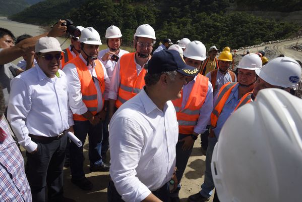 Recorrido obras proyecto hidroeléctrico Ituango Presidente Electo Colombia Iván Duque
Recorrido obras proyecto hidroeléctrico Ituango del Presidente Electo de Colombia, Iván Duque.
Fecha: Junio 25 de 2017. 
Para descargar esta fotografía en alta resolución, haga clic sobre la imagen hasta que la misma se despliegue en la pantalla completa; luego dé clic derecho y elija la opción "guardar imagen como". 
En caso de publicación por cualquier medio, solicitamos acompañarla del crédito: "Foto EPM"
Palabras clave: Recorrido obras proyecto hidroeléctrico Ituango Presidente Electo Colombia Iván Duque