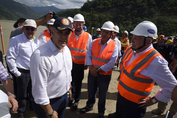 Recorrido obras proyecto hidroeléctrico Ituango Presidente Electo Colombia Iván Duque
Recorrido obras proyecto hidroeléctrico Ituango del Presidente Electo de Colombia, Iván Duque.
Fecha: Junio 25 de 2017. 
Para descargar esta fotografía en alta resolución, haga clic sobre la imagen hasta que la misma se despliegue en la pantalla completa; luego dé clic derecho y elija la opción "guardar imagen como". 
En caso de publicación por cualquier medio, solicitamos acompañarla del crédito: "Foto EPM"
Palabras clave: Recorrido obras proyecto hidroeléctrico Ituango Presidente Electo Colombia Iván Duque