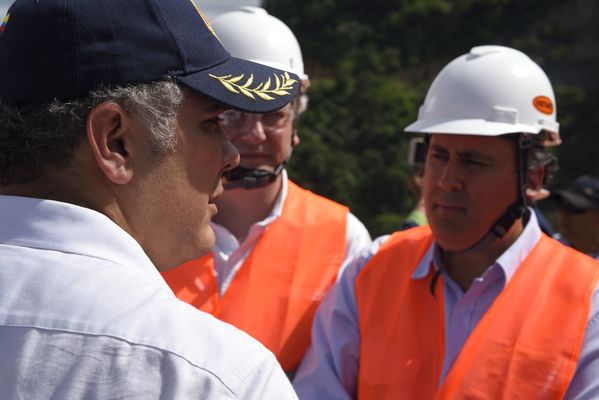 Recorrido obras proyecto hidroeléctrico Ituango Presidente Electo Colombia Iván Duque
Recorrido obras proyecto hidroeléctrico Ituango del Presidente Electo de Colombia, Iván Duque.
Fecha: Junio 25 de 2017. 
Para descargar esta fotografía en alta resolución, haga clic sobre la imagen hasta que la misma se despliegue en la pantalla completa; luego dé clic derecho y elija la opción "guardar imagen como". 
En caso de publicación por cualquier medio, solicitamos acompañarla del crédito: "Foto EPM"
Palabras clave: Recorrido obras proyecto hidroeléctrico Ituango Presidente Electo Colombia Iván Duque