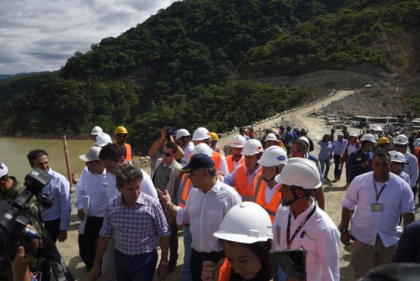 Recorrido obras proyecto hidroeléctrico Ituango Presidente Electo Colombia Iván Duque
Recorrido obras proyecto hidroeléctrico Ituango del Presidente Electo de Colombia, Iván Duque.
Fecha: Junio 25 de 2017. 
Para descargar esta fotografía en alta resolución, haga clic sobre la imagen hasta que la misma se despliegue en la pantalla completa; luego dé clic derecho y elija la opción "guardar imagen como". 
En caso de publicación por cualquier medio, solicitamos acompañarla del crédito: "Foto EPM"
Palabras clave: Recorrido obras proyecto hidroeléctrico Ituango Presidente Electo Colombia Iván Duque