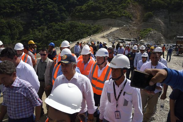 Recorrido obras proyecto hidroeléctrico Ituango Presidente Electo Colombia Iván Duque
Recorrido obras proyecto hidroeléctrico Ituango del Presidente Electo de Colombia, Iván Duque.
Fecha: Junio 25 de 2017. 
Para descargar esta fotografía en alta resolución, haga clic sobre la imagen hasta que la misma se despliegue en la pantalla completa; luego dé clic derecho y elija la opción "guardar imagen como". 
En caso de publicación por cualquier medio, solicitamos acompañarla del crédito: "Foto EPM"
Palabras clave: Recorrido obras proyecto hidroeléctrico Ituango Presidente Electo Colombia Iván Duque