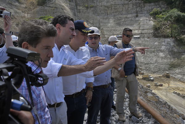 Recorrido obras proyecto hidroeléctrico Ituango Presidente Electo Colombia Iván Duque
Recorrido obras proyecto hidroeléctrico Ituango del Presidente Electo de Colombia, Iván Duque.
Fecha: Junio 25 de 2017. 
Para descargar esta fotografía en alta resolución, haga clic sobre la imagen hasta que la misma se despliegue en la pantalla completa; luego dé clic derecho y elija la opción "guardar imagen como". 
En caso de publicación por cualquier medio, solicitamos acompañarla del crédito: "Foto EPM"
Palabras clave: Recorrido obras proyecto hidroeléctrico Ituango Presidente Electo Colombia Iván Duque