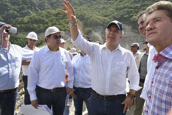Recorrido obras proyecto hidroeléctrico Ituango Presidente Electo Colombia Iván Duque
Recorrido obras proyecto hidroeléctrico Ituango del Presidente Electo de Colombia, Iván Duque.
Fecha: Junio 25 de 2017. 
Para descargar esta fotografía en alta resolución, haga clic sobre la imagen hasta que la misma se despliegue en la pantalla completa; luego dé clic derecho y elija la opción "guardar imagen como". 
En caso de publicación por cualquier medio, solicitamos acompañarla del crédito: "Foto EPM"
Palabras clave: Recorrido obras proyecto hidroeléctrico Ituango Presidente Electo Colombia Iván Duque