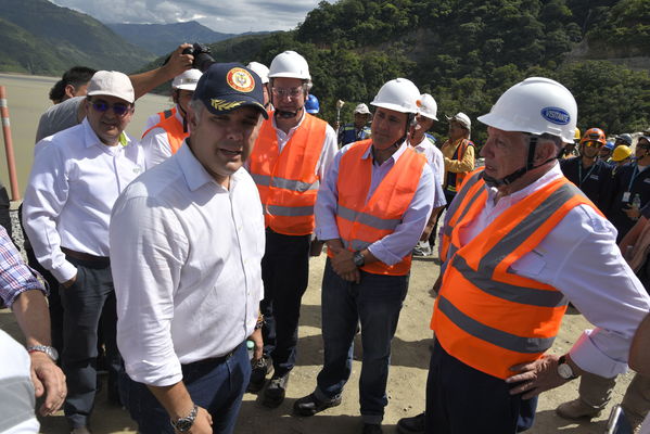 Recorrido obras proyecto hidroeléctrico Ituango Presidente Electo Colombia Iván Duque
Recorrido obras proyecto hidroeléctrico Ituango del Presidente Electo de Colombia, Iván Duque.
Fecha: Junio 25 de 2017. 
Para descargar esta fotografía en alta resolución, haga clic sobre la imagen hasta que la misma se despliegue en la pantalla completa; luego dé clic derecho y elija la opción "guardar imagen como". 
En caso de publicación por cualquier medio, solicitamos acompañarla del crédito: "Foto EPM"
Palabras clave: Recorrido obras proyecto hidroeléctrico Ituango Presidente Electo Colombia Iván Duque