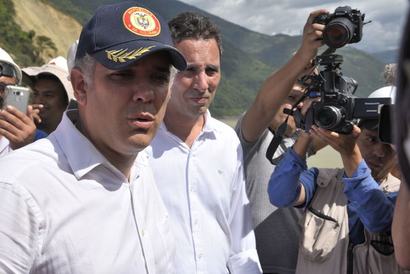Recorrido obras proyecto hidroeléctrico Ituango Presidente Electo Colombia Iván Duque
Recorrido obras proyecto hidroeléctrico Ituango del Presidente Electo de Colombia, Iván Duque.
Fecha: Junio 25 de 2017. 
Para descargar esta fotografía en alta resolución, haga clic sobre la imagen hasta que la misma se despliegue en la pantalla completa; luego dé clic derecho y elija la opción "guardar imagen como". 
En caso de publicación por cualquier medio, solicitamos acompañarla del crédito: "Foto EPM"
Palabras clave: Recorrido obras proyecto hidroeléctrico Ituango Presidente Electo Colombia Iván Duque