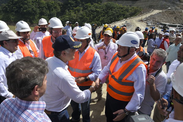 Recorrido obras proyecto hidroeléctrico Ituango Presidente Electo Colombia Iván Duque
Recorrido obras proyecto hidroeléctrico Ituango del Presidente Electo de Colombia, Iván Duque.
Fecha: Junio 25 de 2017. 
Para descargar esta fotografía en alta resolución, haga clic sobre la imagen hasta que la misma se despliegue en la pantalla completa; luego dé clic derecho y elija la opción "guardar imagen como". 
En caso de publicación por cualquier medio, solicitamos acompañarla del crédito: "Foto EPM"
Palabras clave: Recorrido obras proyecto hidroeléctrico Ituango Presidente Electo Colombia Iván Duque