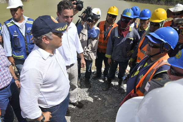 Recorrido obras proyecto hidroeléctrico Ituango Presidente Electo Colombia Iván Duque
Recorrido obras proyecto hidroeléctrico Ituango del Presidente Electo de Colombia, Iván Duque.
Fecha: Junio 25 de 2017. 
Para descargar esta fotografía en alta resolución, haga clic sobre la imagen hasta que la misma se despliegue en la pantalla completa; luego dé clic derecho y elija la opción "guardar imagen como". 
En caso de publicación por cualquier medio, solicitamos acompañarla del crédito: "Foto EPM"
Palabras clave: Recorrido obras proyecto hidroeléctrico Ituango Presidente Electo Colombia Iván Duque