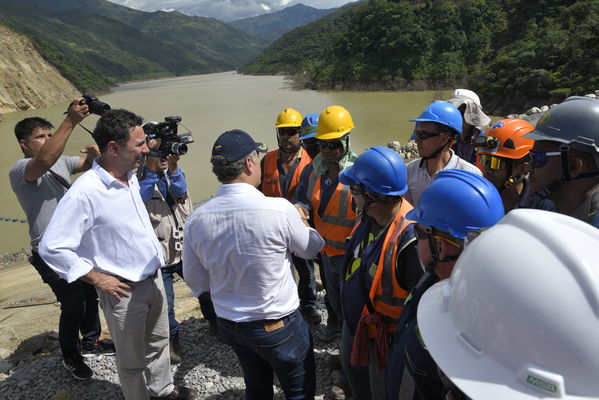 Recorrido obras proyecto hidroeléctrico Ituango Presidente Electo Colombia Iván Duque
Recorrido obras proyecto hidroeléctrico Ituango del Presidente Electo de Colombia, Iván Duque.
Fecha: Junio 25 de 2017. 
Para descargar esta fotografía en alta resolución, haga clic sobre la imagen hasta que la misma se despliegue en la pantalla completa; luego dé clic derecho y elija la opción "guardar imagen como". 
En caso de publicación por cualquier medio, solicitamos acompañarla del crédito: "Foto EPM"
Palabras clave: Recorrido obras proyecto hidroeléctrico Ituango Presidente Electo Colombia Iván Duque
