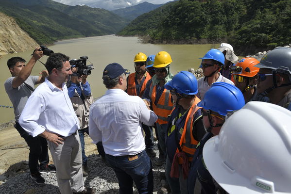 Recorrido obras proyecto hidroeléctrico Ituango Presidente Electo Colombia Iván Duque
Recorrido obras proyecto hidroeléctrico Ituango del Presidente Electo de Colombia, Iván Duque.
Fecha: Junio 25 de 2017. 
Para descargar esta fotografía en alta resolución, haga clic sobre la imagen hasta que la misma se despliegue en la pantalla completa; luego dé clic derecho y elija la opción "guardar imagen como". 
En caso de publicación por cualquier medio, solicitamos acompañarla del crédito: "Foto EPM"
Palabras clave: Recorrido obras proyecto hidroeléctrico Ituango Presidente Electo Colombia Iván Duque