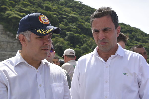 Recorrido obras proyecto hidroeléctrico Ituango del Presidente Electo de Colombia, Iván Duque
Recorrido obras proyecto hidroeléctrico Ituango del Presidente Electo de Colombia, Iván Duque
Fecha: Junio 25 de 2017. 
Para descargar esta fotografía en alta resolución, haga clic sobre la imagen hasta que la misma se despliegue en la pantalla completa; luego dé clic derecho y elija la opción "guardar imagen como". 
En caso de publicación por cualquier medio, solicitamos acompañarla del crédito: "Foto EPM"
Palabras clave: Recorrido obras proyecto hidroeléctrico Ituango Presidente Electo   Colombia  Iván Duque
