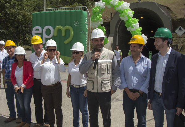 Entrada de Guatapé al 100%
Entrada de Guatapé al 100%
Fecha: Junio 25 de 2016
Para descargar esta fotografía en alta resolución, haga clic sobre la imagen hasta que la misma se despliegue en la pantalla completa; luego dé clic derecho y elija la opción "guardar imagen como". 
En caso de publicación por cualquier medio, solicitamos acompañarla del crédito: "Foto EPM"
Palabras clave: Entrada Guatapé