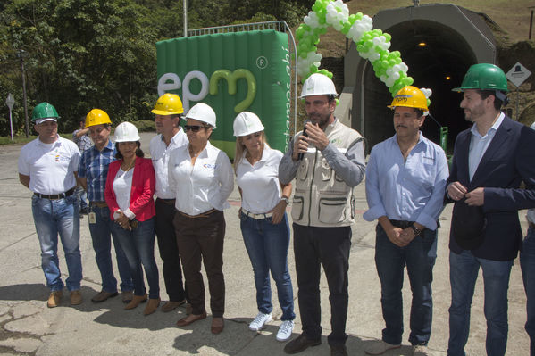 Entrada de Guatapé al 100%
Entrada de Guatapé al 100%
Fecha: Junio 25 de 2016
Para descargar esta fotografía en alta resolución, haga clic sobre la imagen hasta que la misma se despliegue en la pantalla completa; luego dé clic derecho y elija la opción "guardar imagen como". 
En caso de publicación por cualquier medio, solicitamos acompañarla del crédito: "Foto EPM"
Palabras clave: Entrada Guatapé