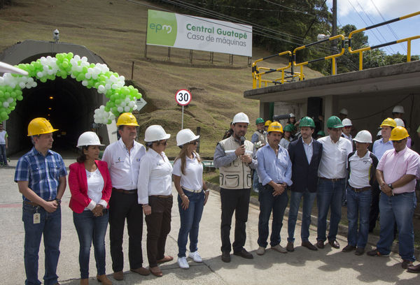 Entrada de Guatapé al 100%
Entrada de Guatapé al 100%
Fecha: Junio 25 de 2016
Para descargar esta fotografía en alta resolución, haga clic sobre la imagen hasta que la misma se despliegue en la pantalla completa; luego dé clic derecho y elija la opción "guardar imagen como". 
En caso de publicación por cualquier medio, solicitamos acompañarla del crédito: "Foto EPM"
Palabras clave: Entrada Guatapé