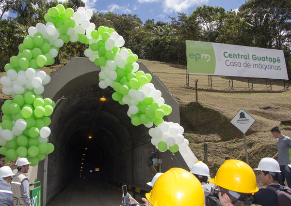 Entrada de Guatapé al 100%
Entrada de Guatapé al 100%
Fecha: Junio 25 de 2016
Para descargar esta fotografía en alta resolución, haga clic sobre la imagen hasta que la misma se despliegue en la pantalla completa; luego dé clic derecho y elija la opción "guardar imagen como". 
En caso de publicación por cualquier medio, solicitamos acompañarla del crédito: "Foto EPM"
Palabras clave: Entrada Guatapé