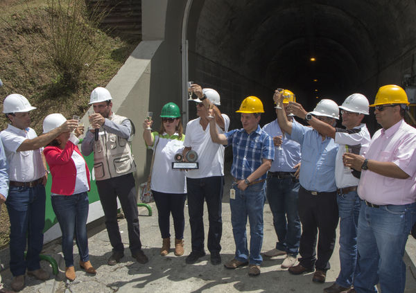 Entrada de Guatapé al 100%
Entrada de Guatapé al 100%
Fecha: Junio 25 de 2016
Para descargar esta fotografía en alta resolución, haga clic sobre la imagen hasta que la misma se despliegue en la pantalla completa; luego dé clic derecho y elija la opción "guardar imagen como". 
En caso de publicación por cualquier medio, solicitamos acompañarla del crédito: "Foto EPM"
Palabras clave: Entrada Guatapé