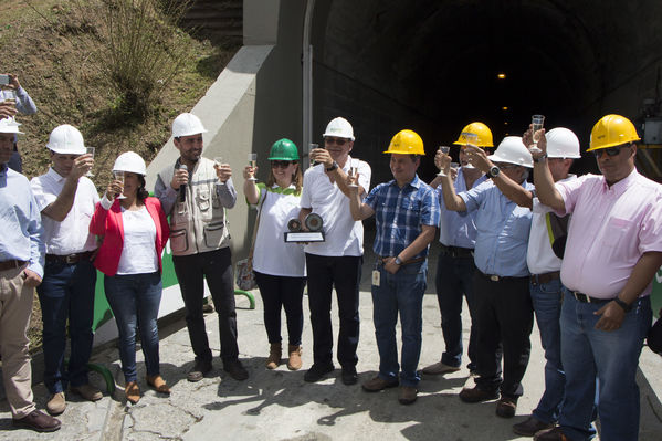 Entrada de Guatapé al 100%
Entrada de Guatapé al 100%
Fecha: Junio 25 de 2016
Para descargar esta fotografía en alta resolución, haga clic sobre la imagen hasta que la misma se despliegue en la pantalla completa; luego dé clic derecho y elija la opción "guardar imagen como". 
En caso de publicación por cualquier medio, solicitamos acompañarla del crédito: "Foto EPM"
Palabras clave: Entrada Guatapé