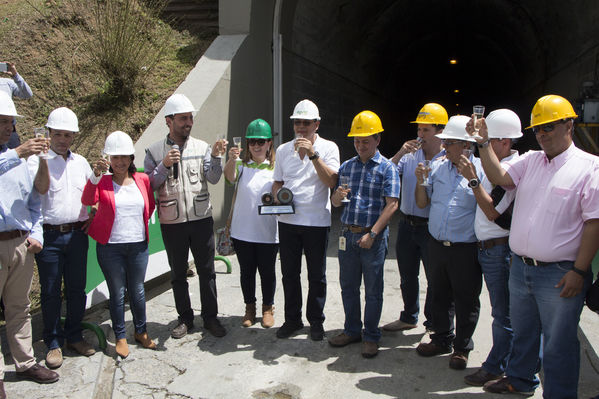 Entrada de Guatapé al 100%
Entrada de Guatapé al 100%
Fecha: Junio 25 de 2016
Para descargar esta fotografía en alta resolución, haga clic sobre la imagen hasta que la misma se despliegue en la pantalla completa; luego dé clic derecho y elija la opción "guardar imagen como". 
En caso de publicación por cualquier medio, solicitamos acompañarla del crédito: "Foto EPM"
Palabras clave: Entrada Guatapé