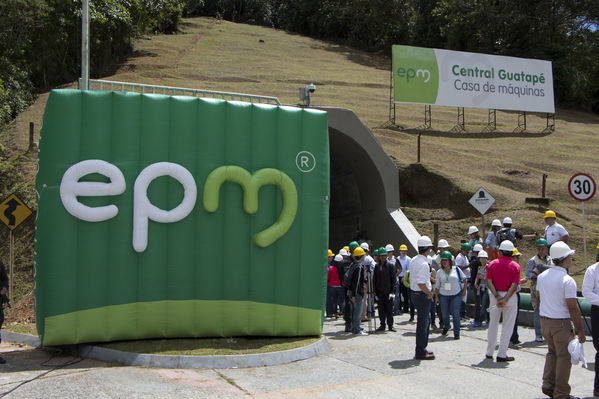 Entrada de Guatapé al 100%
Entrada de Guatapé al 100%
Fecha: Junio 25 de 2016
Para descargar esta fotografía en alta resolución, haga clic sobre la imagen hasta que la misma se despliegue en la pantalla completa; luego dé clic derecho y elija la opción "guardar imagen como". 
En caso de publicación por cualquier medio, solicitamos acompañarla del crédito: "Foto EPM"
Palabras clave: Entrada Guatapé
