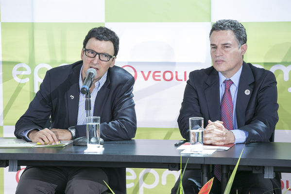 Rueda de Prensa: Detalles alianza Veolia-EPM 
Rueda de Prensa: Detalles alianza Veolia-EPM   
Fecha: Junio 26 de 2015. Lugar: Complejo Ruta N - Medellín
Para descargar esta fotografía en alta resolución, haga clic sobre la imagen hasta que la misma se despliegue en la pantalla completa; luego dé clic derecho y elija la opción "guardar imagen como". 
En caso de publicación por cualquier medio, solicitamos acompañarla del crédito: "Foto EPM"
Palabras clave: Rueda Prensa Detalles alianza Veolia EPM