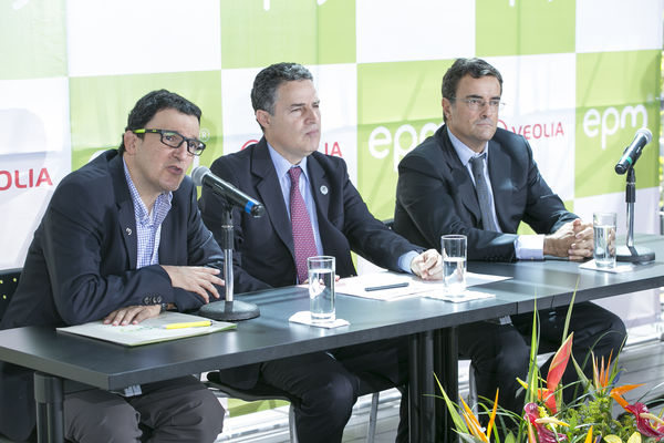 Rueda de Prensa: Detalles alianza Veolia-EPM 
Rueda de Prensa: Detalles alianza Veolia-EPM   
Fecha: Junio 26 de 2015. Lugar: Complejo Ruta N - Medellín
Para descargar esta fotografía en alta resolución, haga clic sobre la imagen hasta que la misma se despliegue en la pantalla completa; luego dé clic derecho y elija la opción "guardar imagen como". 
En caso de publicación por cualquier medio, solicitamos acompañarla del crédito: "Foto EPM"
Palabras clave: Rueda Prensa Detalles alianza Veolia EPM