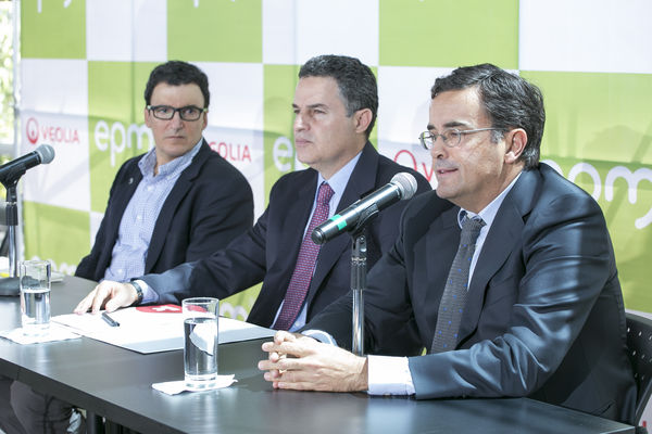 Rueda de Prensa: Detalles alianza Veolia-EPM 
Rueda de Prensa: Detalles alianza Veolia-EPM   
Fecha: Junio 26 de 2015. Lugar: Complejo Ruta N - Medellín
Para descargar esta fotografía en alta resolución, haga clic sobre la imagen hasta que la misma se despliegue en la pantalla completa; luego dé clic derecho y elija la opción "guardar imagen como". 
En caso de publicación por cualquier medio, solicitamos acompañarla del crédito: "Foto EPM"
Palabras clave: Rueda Prensa Detalles alianza Veolia EPM