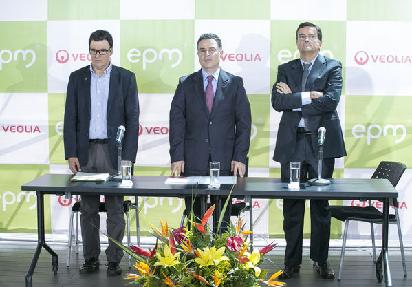 Rueda de Prensa: Detalles alianza Veolia-EPM 
Rueda de Prensa: Detalles alianza Veolia-EPM   
Fecha: Junio 26 de 2015. Lugar: Complejo Ruta N - Medellín
Para descargar esta fotografía en alta resolución, haga clic sobre la imagen hasta que la misma se despliegue en la pantalla completa; luego dé clic derecho y elija la opción "guardar imagen como". 
En caso de publicación por cualquier medio, solicitamos acompañarla del crédito: "Foto EPM"
Palabras clave: Rueda Prensa Detalles alianza Veolia EPM