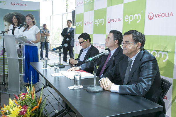 Rueda de Prensa: Detalles alianza Veolia-EPM 
Rueda de Prensa: Detalles alianza Veolia-EPM   
Fecha: Junio 26 de 2015. Lugar: Complejo Ruta N - Medellín
Para descargar esta fotografía en alta resolución, haga clic sobre la imagen hasta que la misma se despliegue en la pantalla completa; luego dé clic derecho y elija la opción "guardar imagen como". 
En caso de publicación por cualquier medio, solicitamos acompañarla del crédito: "Foto EPM"
Palabras clave: Rueda Prensa Detalles alianza Veolia EPM