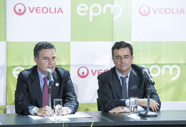 Rueda de Prensa: Detalles alianza Veolia-EPM 
Rueda de Prensa: Detalles alianza Veolia-EPM   
Fecha: Junio 26 de 2015. Lugar: Complejo Ruta N - Medellín
Para descargar esta fotografía en alta resolución, haga clic sobre la imagen hasta que la misma se despliegue en la pantalla completa; luego dé clic derecho y elija la opción "guardar imagen como". 
En caso de publicación por cualquier medio, solicitamos acompañarla del crédito: "Foto EPM"
Palabras clave: Rueda Prensa Detalles alianza Veolia EPM
