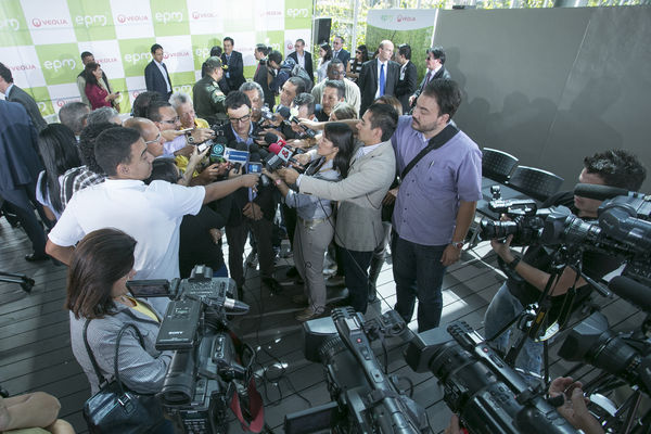 Rueda de Prensa: Detalles alianza Veolia-EPM 
Rueda de Prensa: Detalles alianza Veolia-EPM   
Fecha: Junio 26 de 2015. Lugar: Complejo Ruta N - Medellín
Para descargar esta fotografía en alta resolución, haga clic sobre la imagen hasta que la misma se despliegue en la pantalla completa; luego dé clic derecho y elija la opción "guardar imagen como". 
En caso de publicación por cualquier medio, solicitamos acompañarla del crédito: "Foto EPM"
Palabras clave: Rueda Prensa Detalles alianza Veolia EPM