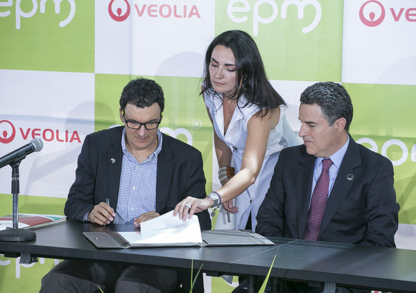 Rueda de Prensa: Detalles alianza Veolia-EPM 
Rueda de Prensa: Detalles alianza Veolia-EPM   
Fecha: Junio 26 de 2015. Lugar: Complejo Ruta N - Medellín
Para descargar esta fotografía en alta resolución, haga clic sobre la imagen hasta que la misma se despliegue en la pantalla completa; luego dé clic derecho y elija la opción "guardar imagen como". 
En caso de publicación por cualquier medio, solicitamos acompañarla del crédito: "Foto EPM"

Palabras clave: Rueda Prensa Detalles alianza Veolia EPM