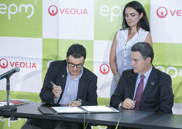 Rueda de Prensa: Detalles alianza Veolia-EPM 
Rueda de Prensa: Detalles alianza Veolia-EPM   
Fecha: Junio 26 de 2015. Lugar: Complejo Ruta N - Medellín
Para descargar esta fotografía en alta resolución, haga clic sobre la imagen hasta que la misma se despliegue en la pantalla completa; luego dé clic derecho y elija la opción "guardar imagen como". 
En caso de publicación por cualquier medio, solicitamos acompañarla del crédito: "Foto EPM"

Palabras clave: Rueda Prensa Detalles alianza Veolia EPM