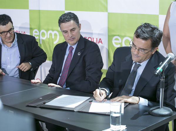 Rueda de Prensa: Detalles alianza Veolia-EPM 
Rueda de Prensa: Detalles alianza Veolia-EPM   
Fecha: Junio 26 de 2015. Lugar: Complejo Ruta N - Medellín
Para descargar esta fotografía en alta resolución, haga clic sobre la imagen hasta que la misma se despliegue en la pantalla completa; luego dé clic derecho y elija la opción "guardar imagen como". 
En caso de publicación por cualquier medio, solicitamos acompañarla del crédito: "Foto EPM"

Palabras clave: Rueda Prensa Detalles alianza Veolia EPM
